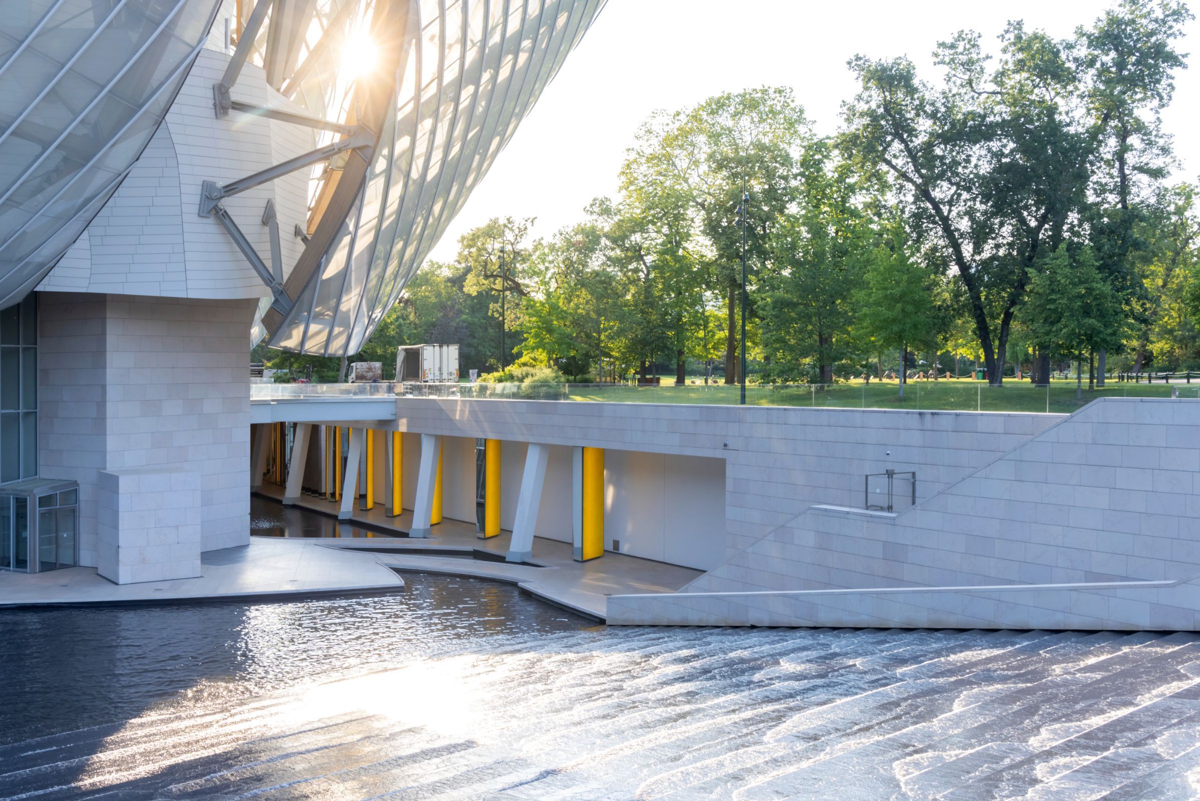 Vue côté est du bâtiment de la Fondation Louis Vuitton et de son bassin &copy; Fondation Louis Vuitton / Iwan Baan