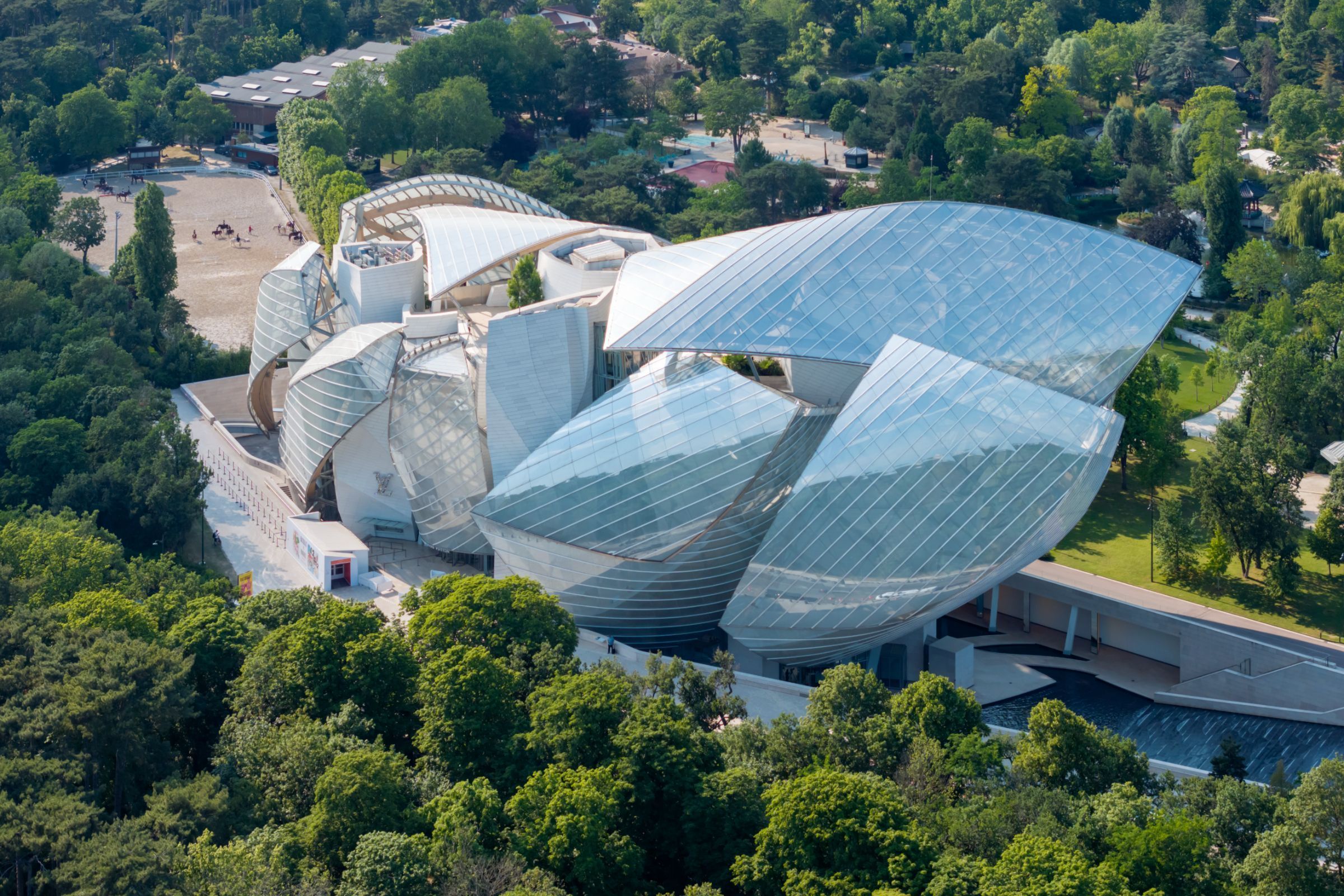 Vue aérienne du bâtiment de la Fondation Louis Vuitton &copy; Fondation Louis Vuitton / Iwan Baan