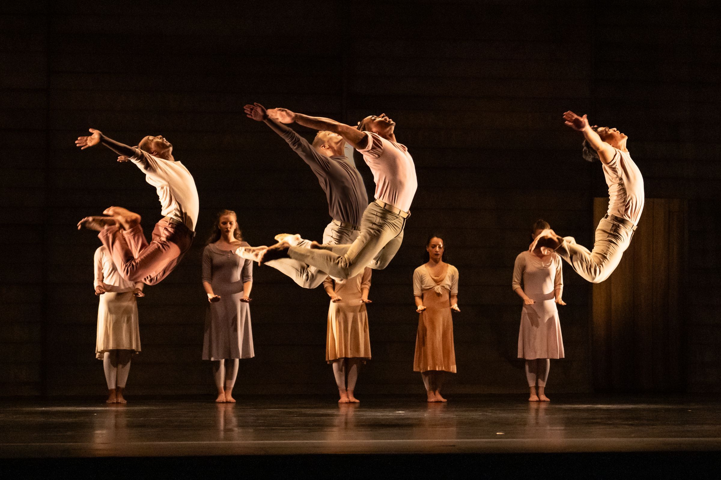 Paul Taylor Dance Company in his <i>Speaking in Tongues</i> © Steven Pisano