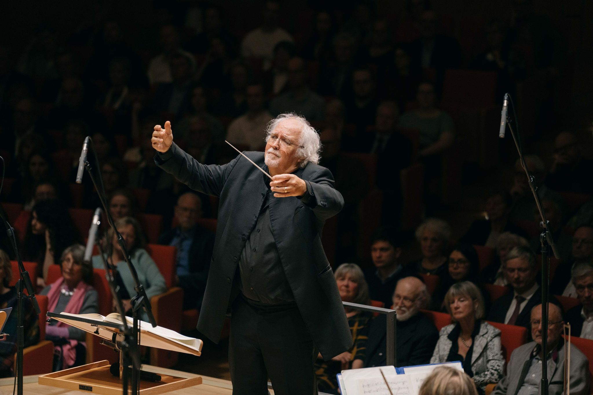 Donald Runnicles dirige la Dresdner Philharmonie &copy; Sebastian Weingart