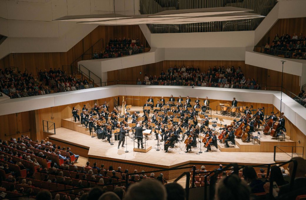 Timothy Ridout, Donald Runnicles et la Dresdner Philharmonie &copy; Sebastian Weingart