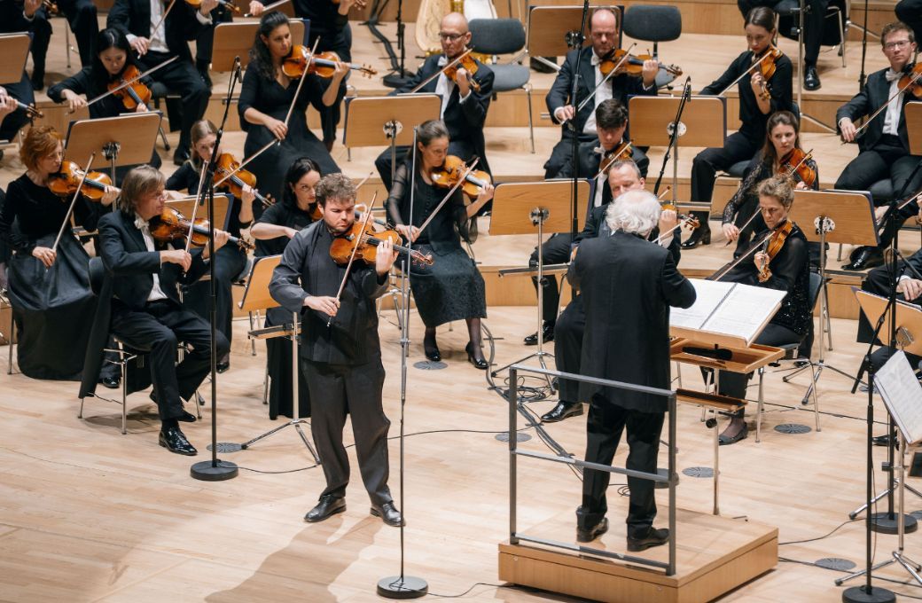 Timothy Ridout, Donald Runnicles et la Dresdner Philharmonie &copy; Sebastian Weingart