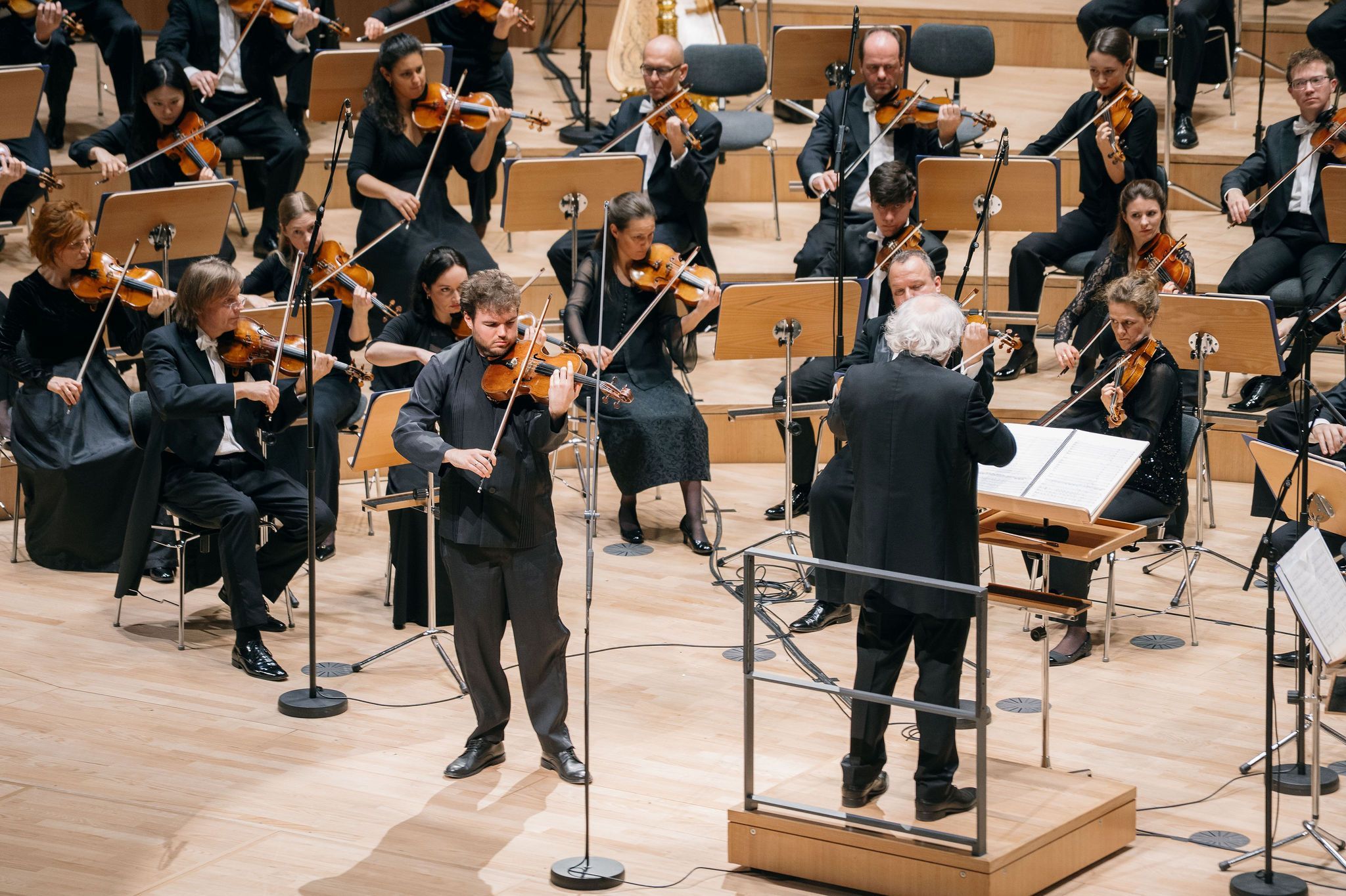 Timothy Ridout, Donald Runnicles et la Dresdner Philharmonie &copy; Sebastian Weingart