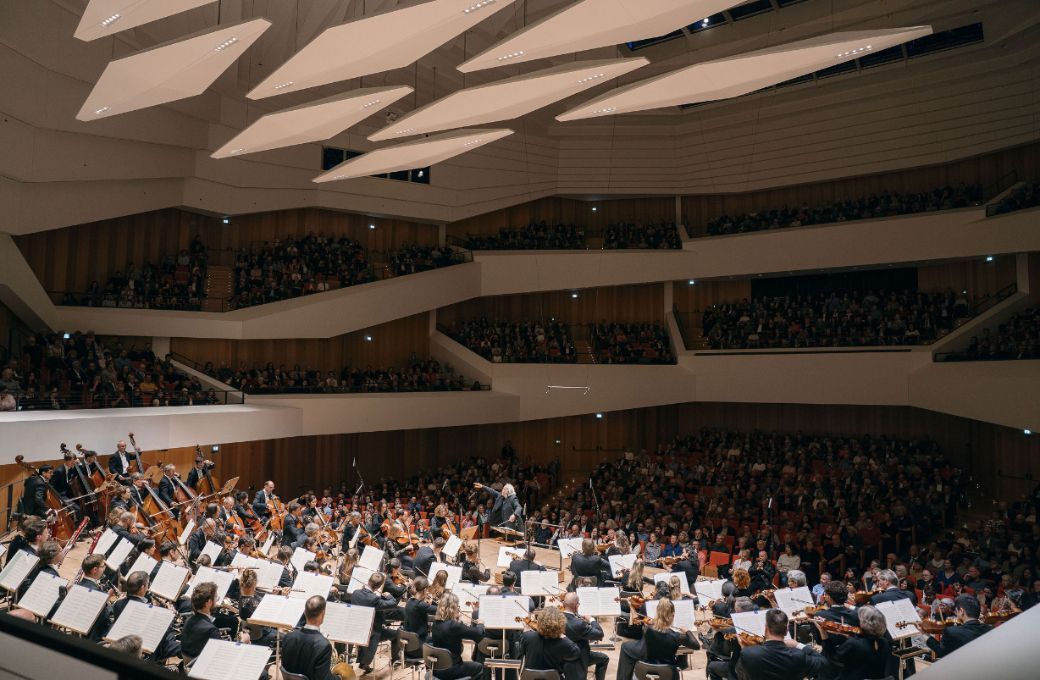 Donald Runnicles dirige la Dresdner Philharmonie &copy; Sebastian Weingart