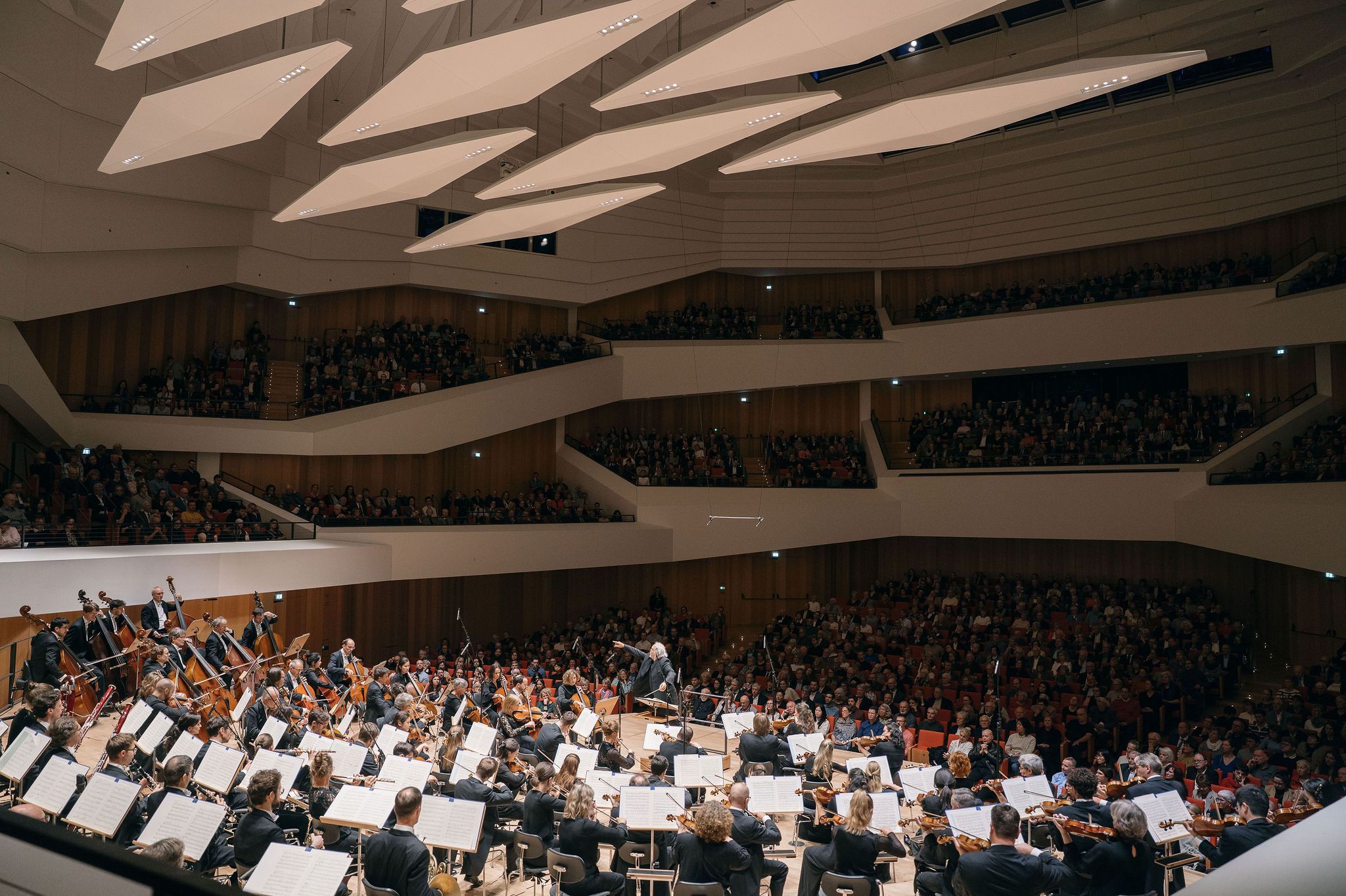 Donald Runnicles dirige la Dresdner Philharmonie &copy; Sebastian Weingart