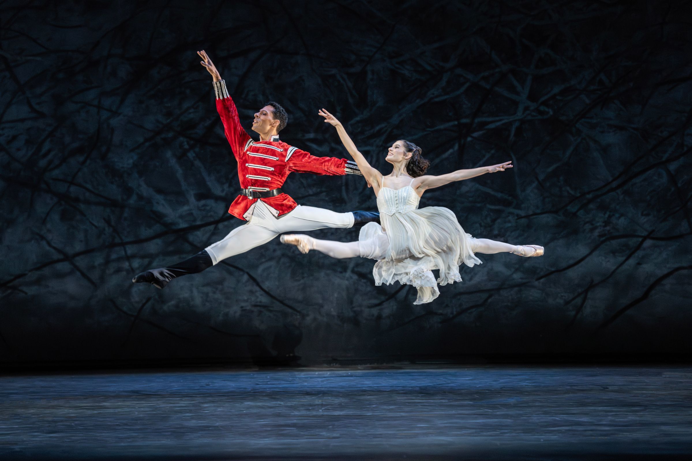 Tyrone Singleton and Sofia Liñares in Sir Peter Wright's <i>The Nutcracker</i> © Johan Persson