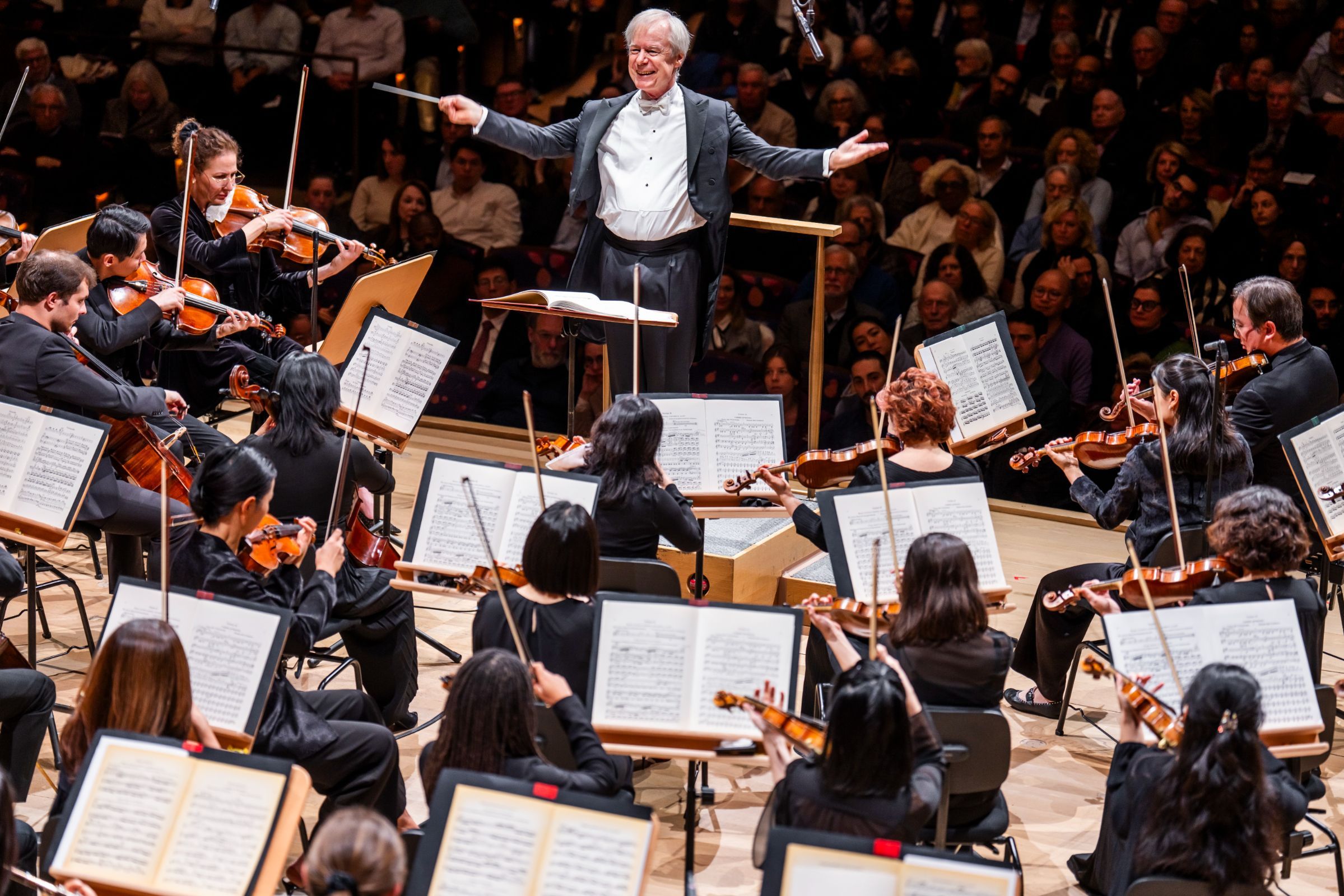 David Robertson conducts the New York Philharmonic © Chris Lee