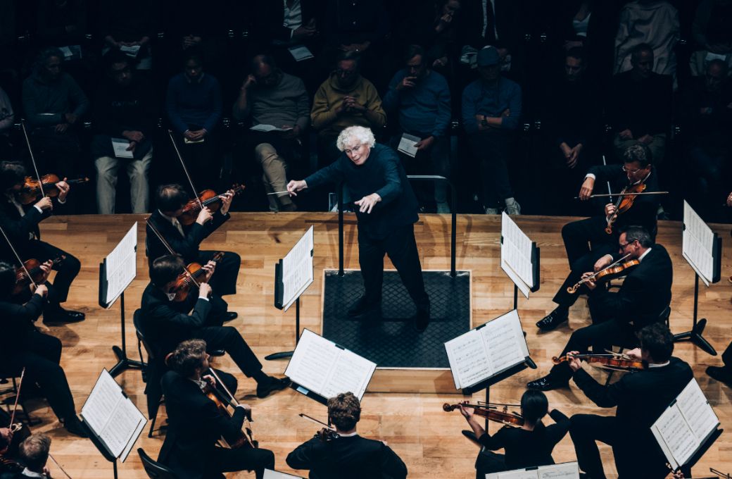 Simon Rattle dirige l'Orchestre symphonique de la radio bavaroise &agrave; la Philharmonie &copy; Ondine Bertrand / Cheeese