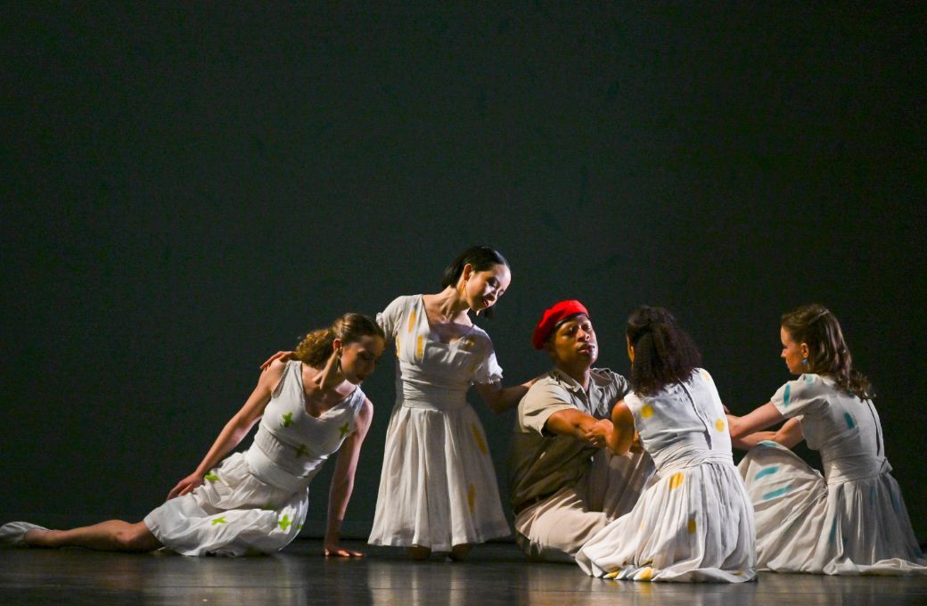 Paul Taylor Dance Company in <i>Sunset</i> © Ron Thiele