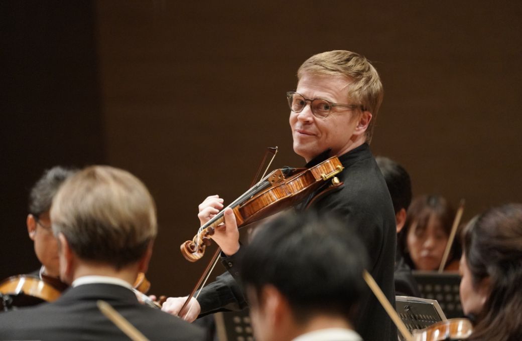 Pekka Kuusisto performs with Tokyo Metropolitan Symphony © Rikimaru Hotta
