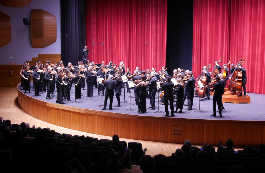 Olatz Ruiz dirige desde el viol&iacute;n una secci&oacute;n de la Orquesta Infantil y de la Sinf&oacute;nica de Galicia &copy; Orquesta Sinf&oacute;nica de Galicia
