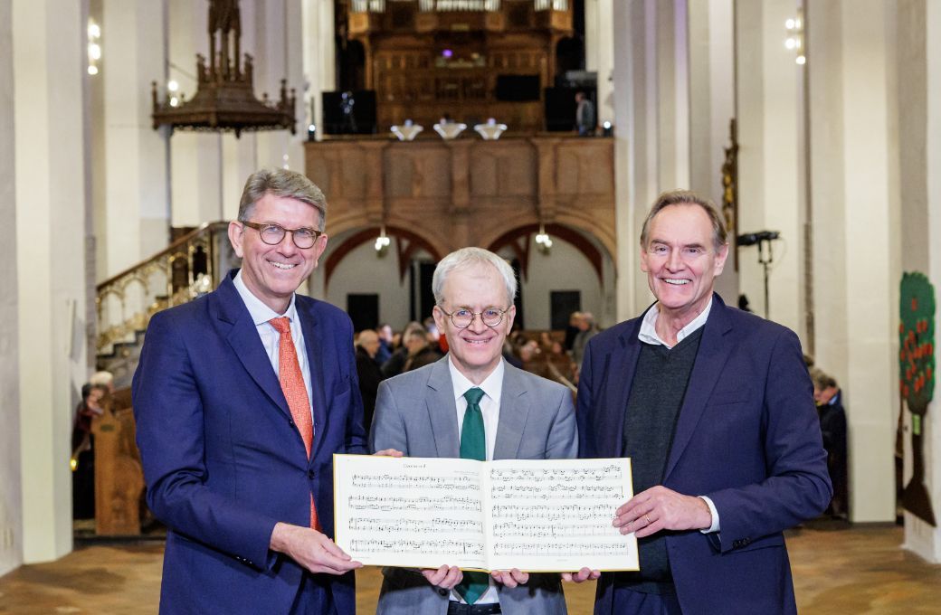 Bach researcher Peter Wollny, with minister Wolfram Weimer (left) and mayor Burkhard Jung (right) &copy; Jens Schlueter, AFP