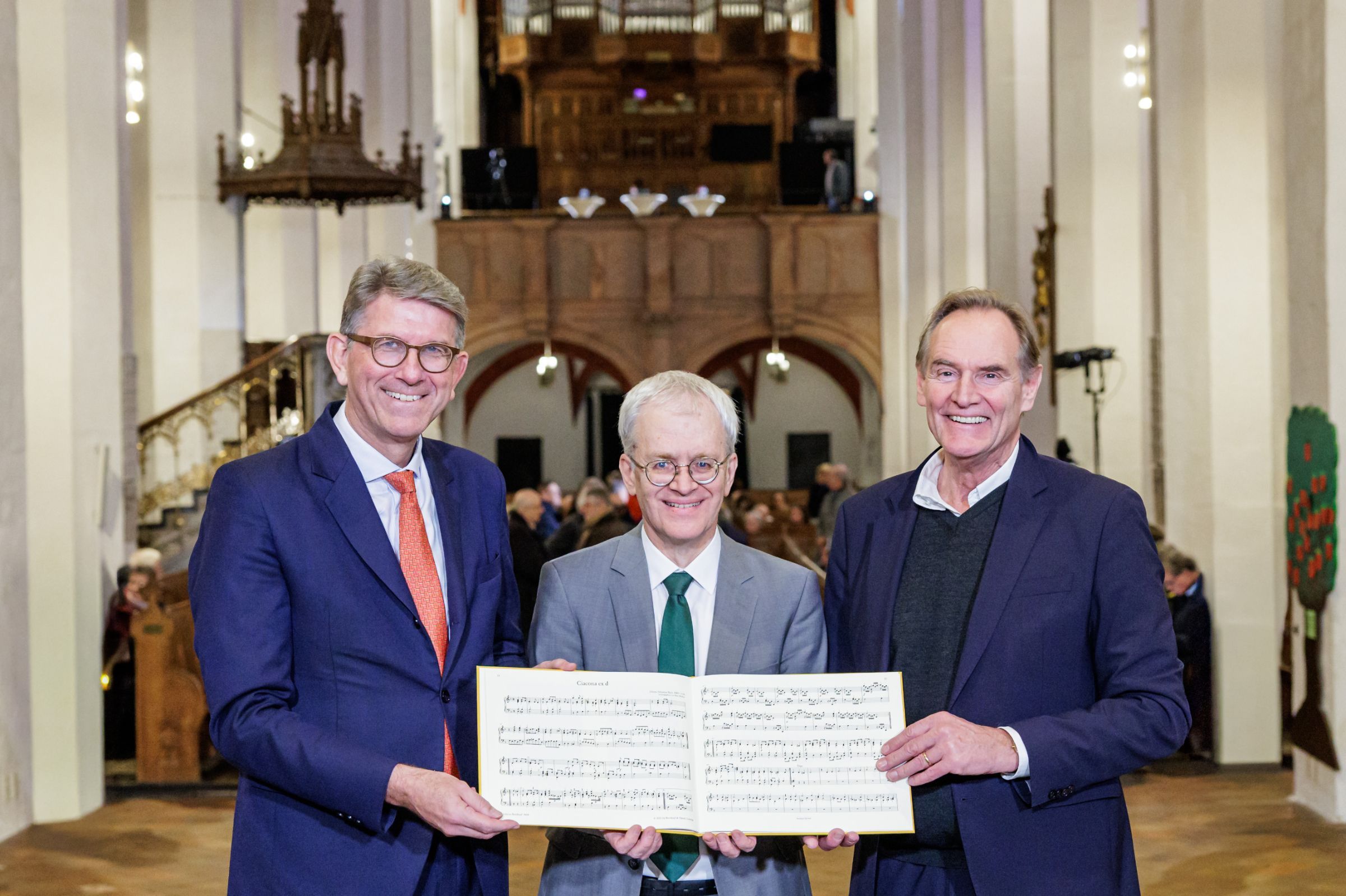 Bach researcher Peter Wollny, with minister Wolfram Weimer (left) and mayor Burkhard Jung (right) &copy; Jens Schlueter, AFP