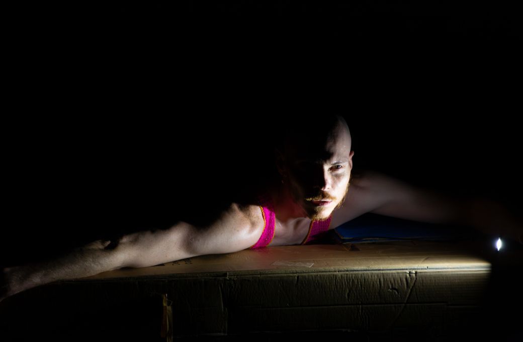 Volmir Cordeiro dans <i>in a corner the sky surrenders &ndash; unplugging archival journeys&hellip; #3</i> &copy; J&eacute;r&ocirc;me S&eacute;ron