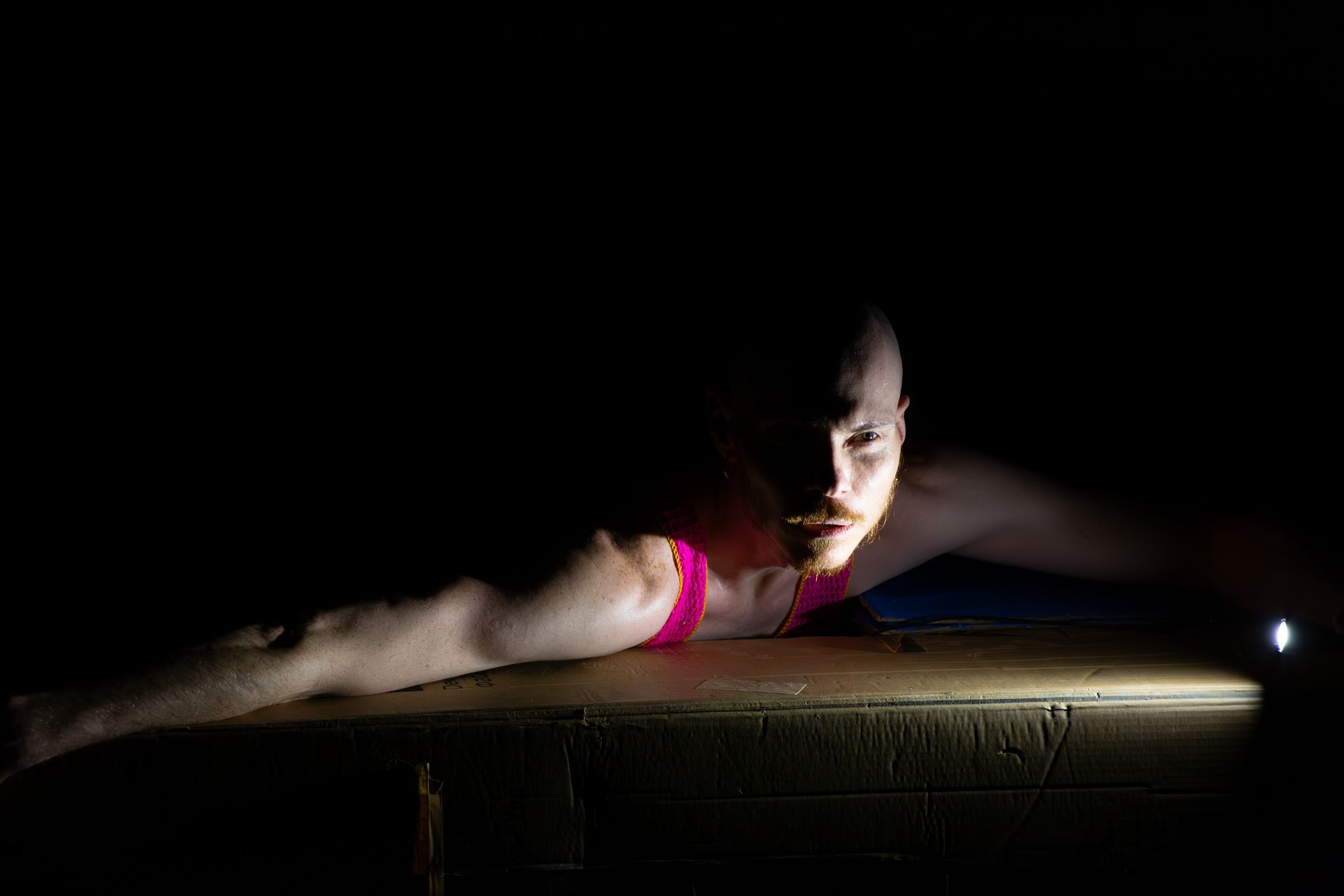 Volmir Cordeiro dans <i>in a corner the sky surrenders – unplugging archival journeys… #3</i> &copy; Jérôme Séron