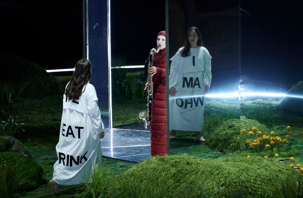 Álfheiður Erla Guðmundsdóttir (Alice) und Teresa Doblinger (Raupe) &copy; Matthias Baus