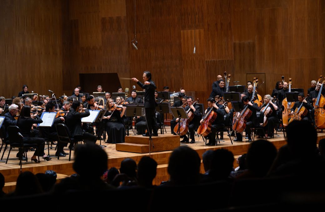 Scott Yoo al frente de la Orquesta Filarmónica Ciudad de México © Andrea Morales | OFCM