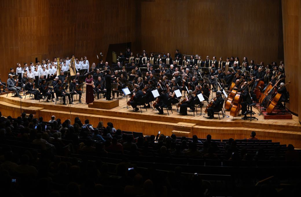 Carla López-Speziale, el Coro Femenino de la OSM y el Coro de Niños de la Schola Cantorum © Andrea Morales | OFCM