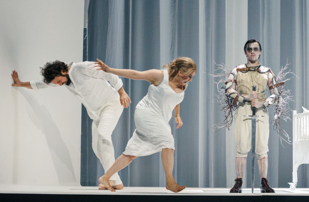 Mirko Roschkowksi (Lohengrin), Pauliina Linnosaari (Elsa) und Phillip Hohner (Gottfried) &copy; Felix Gr&uuml;nschlo&szlig;