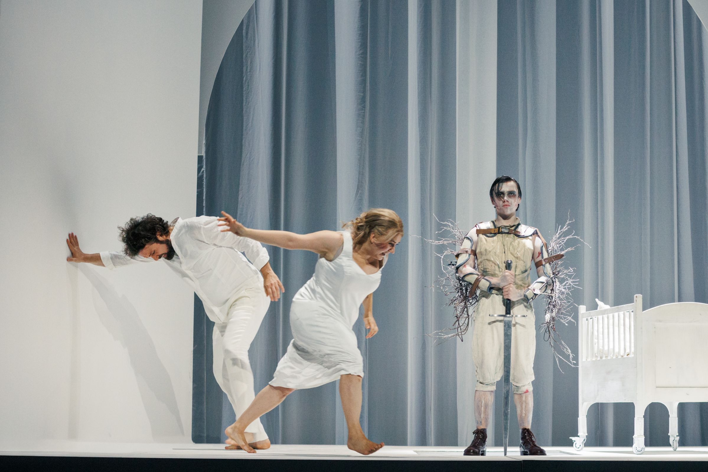 Mirko Roschkowksi (Lohengrin), Pauliina Linnosaari (Elsa) und Phillip Hohner (Gottfried) &copy; Felix Grünschloß