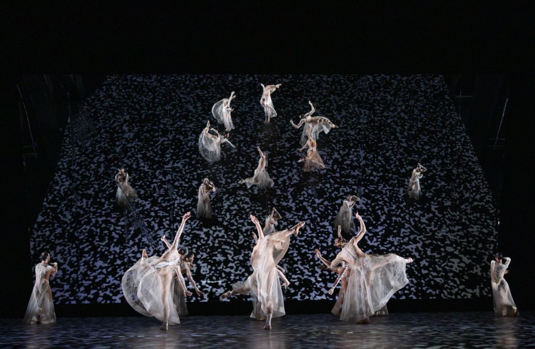 Le Ballet du Grand Théâtre de Genève in <i>Boléro</i> © Gregory Batardon