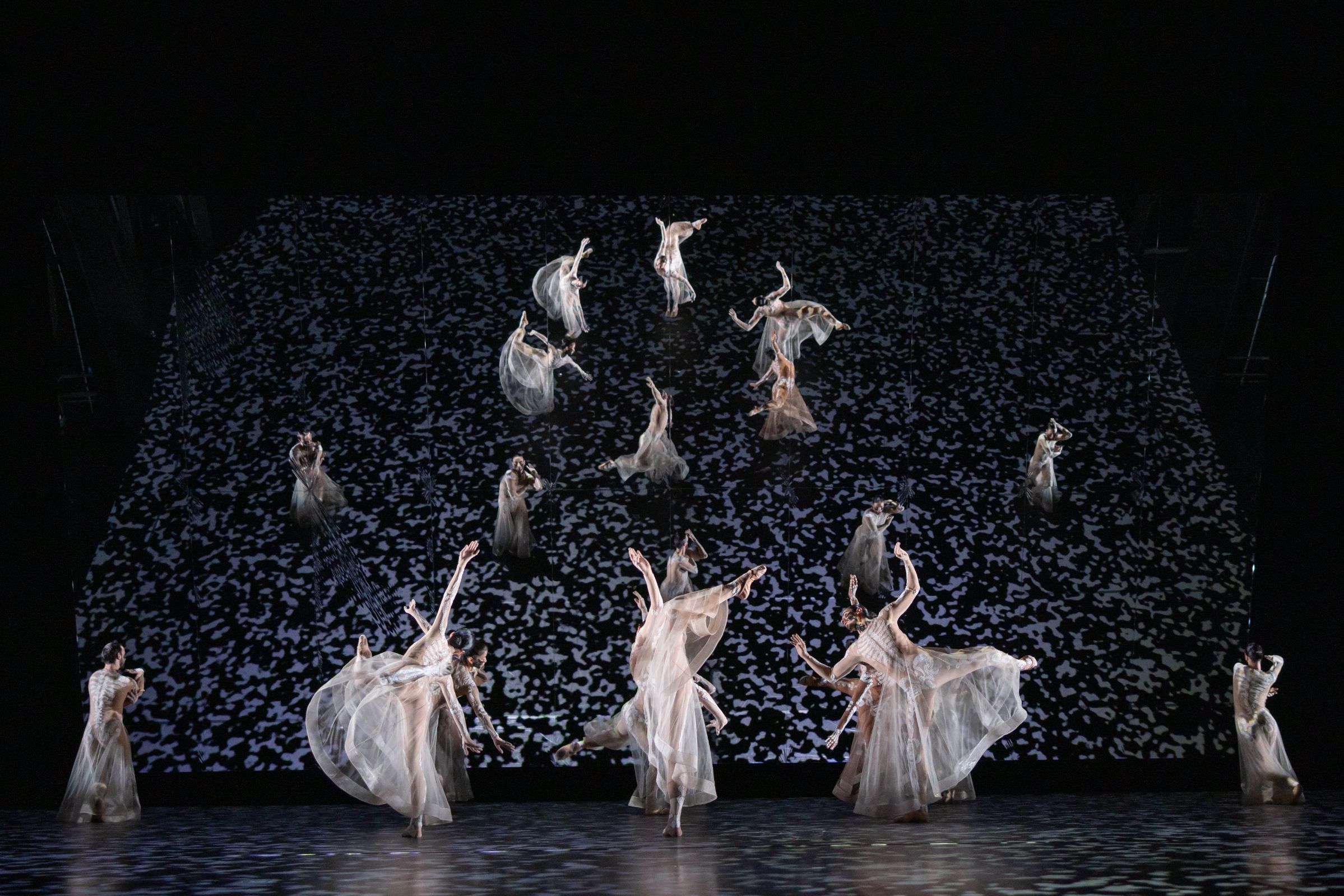 Le Ballet du Grand Théâtre de Genève in <i>Boléro</i> © Gregory Batardon