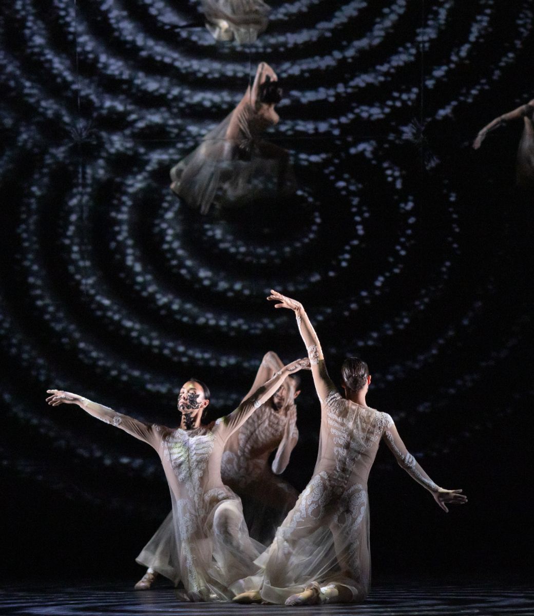 Le Ballet du Grand Théâtre de Genève in <i>Boléro</i> © Gregory Batardon