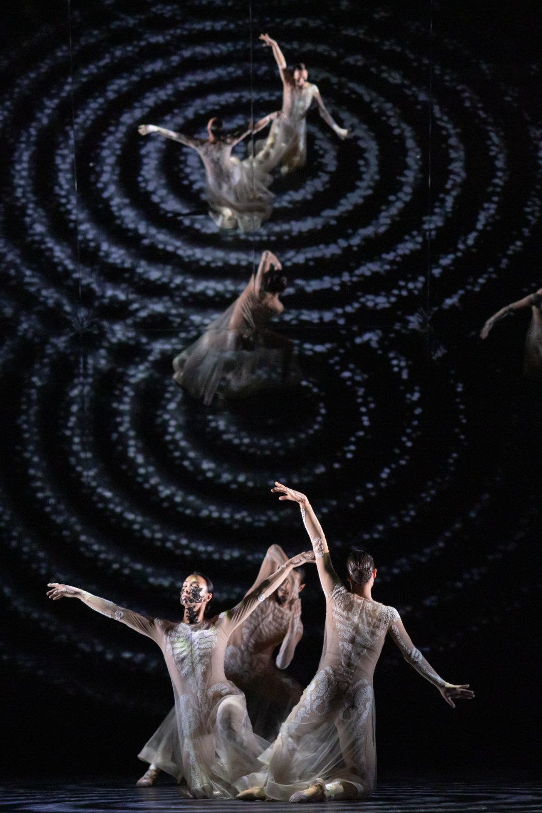 Le Ballet du Grand Théâtre de Genève in <i>Boléro</i> © Gregory Batardon