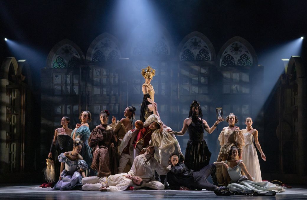 Le Ballet du Grand Théâtre de Genève in <i>Bal Impérial</i> © Gregory Batardon