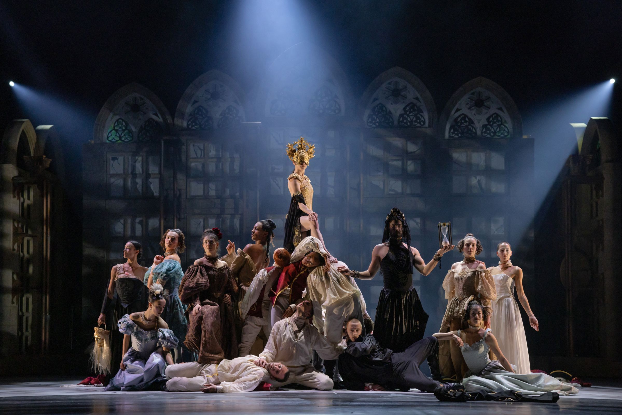 Le Ballet du Grand Théâtre de Genève in <i>Bal Impérial</i> © Gregory Batardon