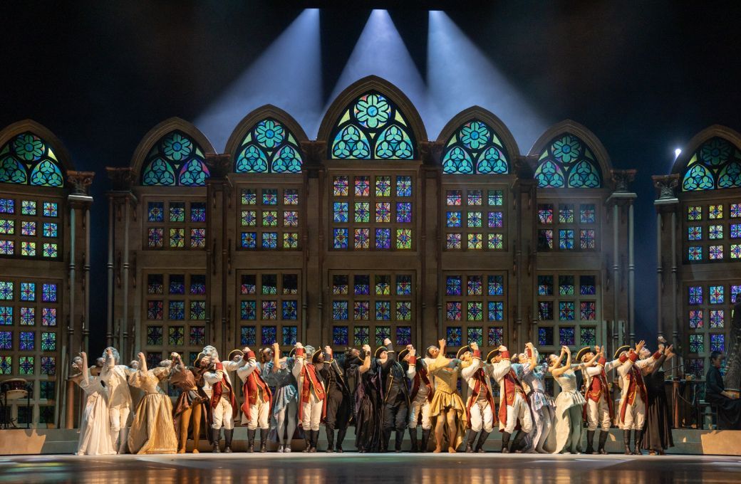 Le Ballet du Grand Théâtre de Genève in <i>Bal Impérial</i> © Gregory Batardon