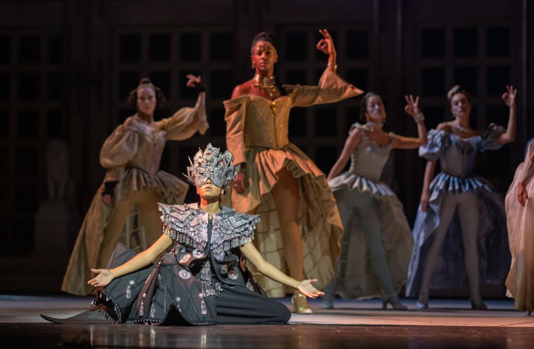 Le Ballet du Grand Théâtre de Genève in <i>Bal Impérial</i> © Gregory Batardon