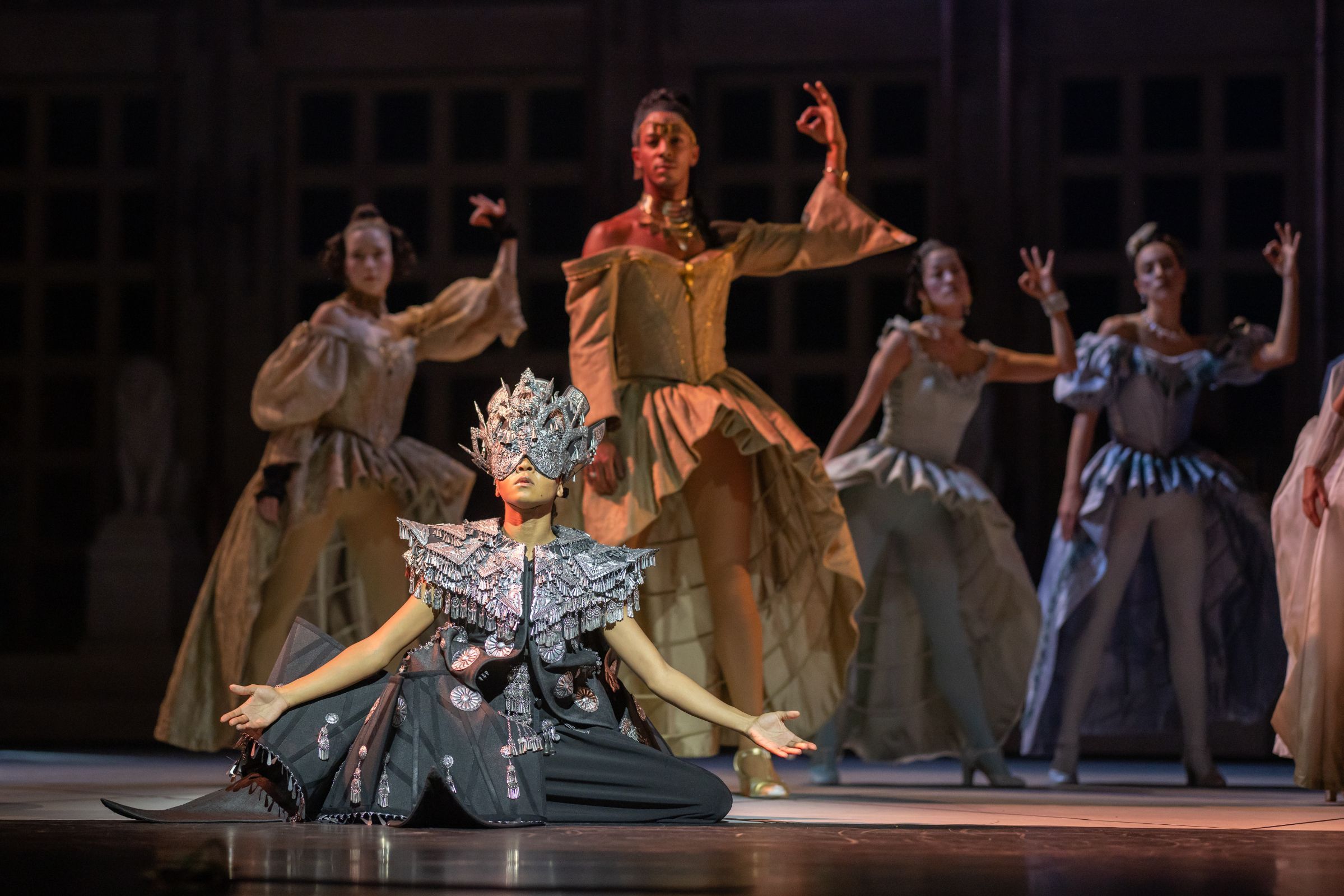 Le Ballet du Grand Théâtre de Genève in <i>Bal Impérial</i> © Gregory Batardon