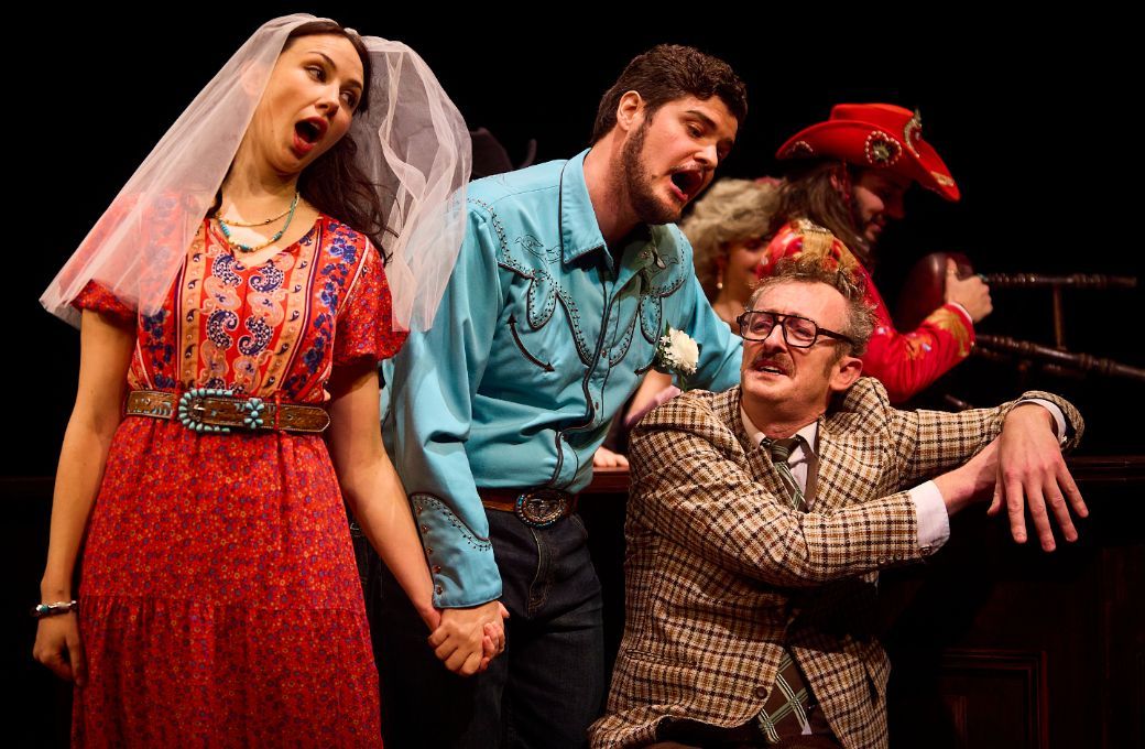 Amy Ní Fhearraigh (Mařenka), Egor Zhuravskii (Jeník) and John Molloy (Kecal) © Pato Cassinoni