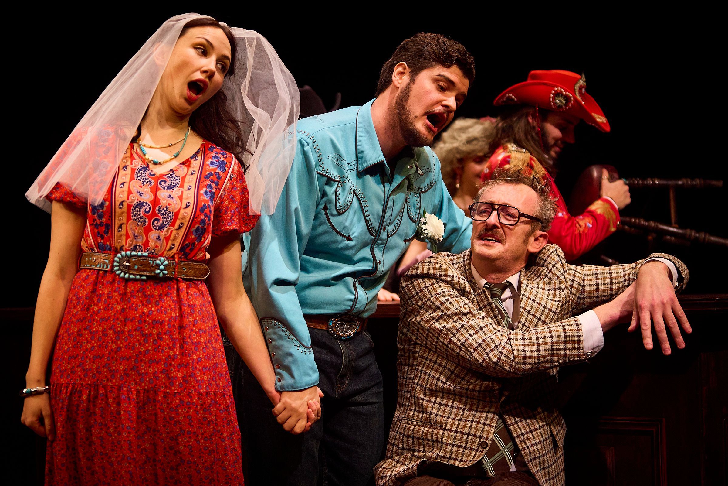 Amy Ní Fhearraigh (Mařenka), Egor Zhuravskii (Jeník) and John Molloy (Kecal) © Pato Cassinoni