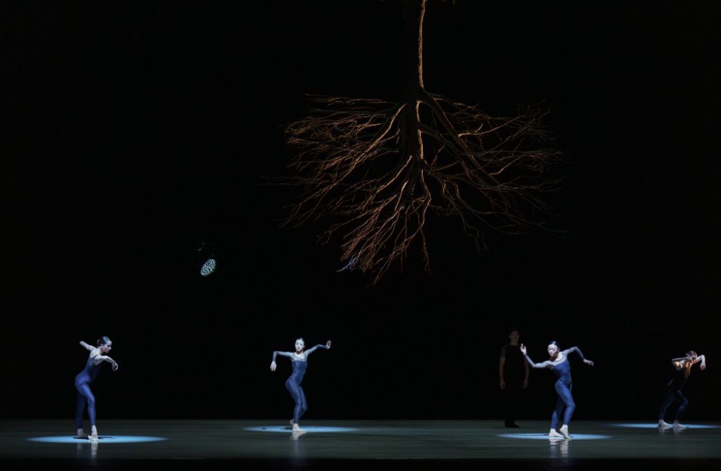 Dutch National Ballet in Jiř&iacute; Kyli&aacute;n's <i>Wings of Wax</i> &copy; Altin Kaftira