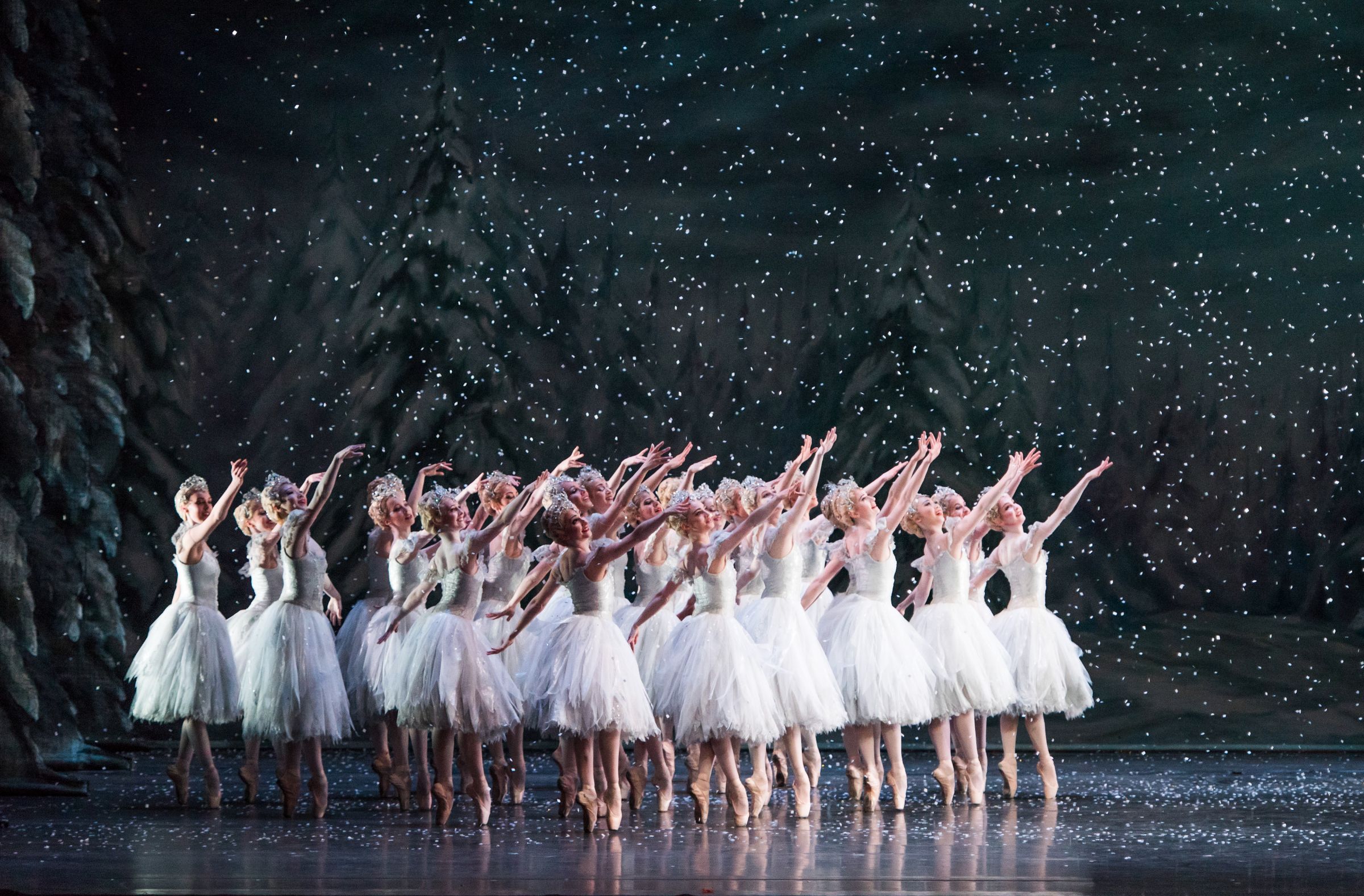 The Royal Ballet as Snowflakes in Sir Peter Wright's <i>The Nutcracker</i> &copy; ROH 2015, Tristram Kenton