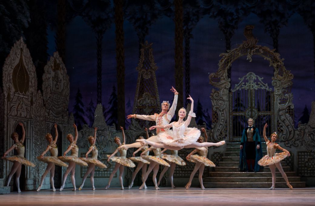 William Bracewell as The Prince and Fumi Kaneko as The Sugar Plum Fairy in <i>The Nutcracker</i> &copy; 2025 RBO, Andrej Uspenski
