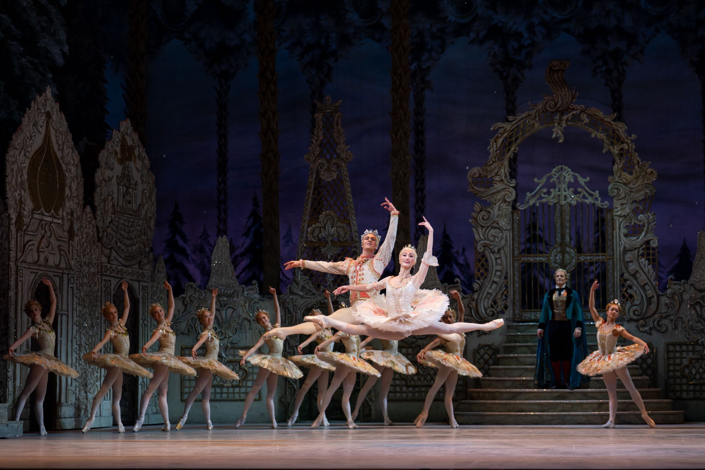 William Bracewell as The Prince and Fumi Kaneko as The Sugar Plum Fairy in <i>The Nutcracker</i> &copy; 2025 RBO, Andrej Uspenski