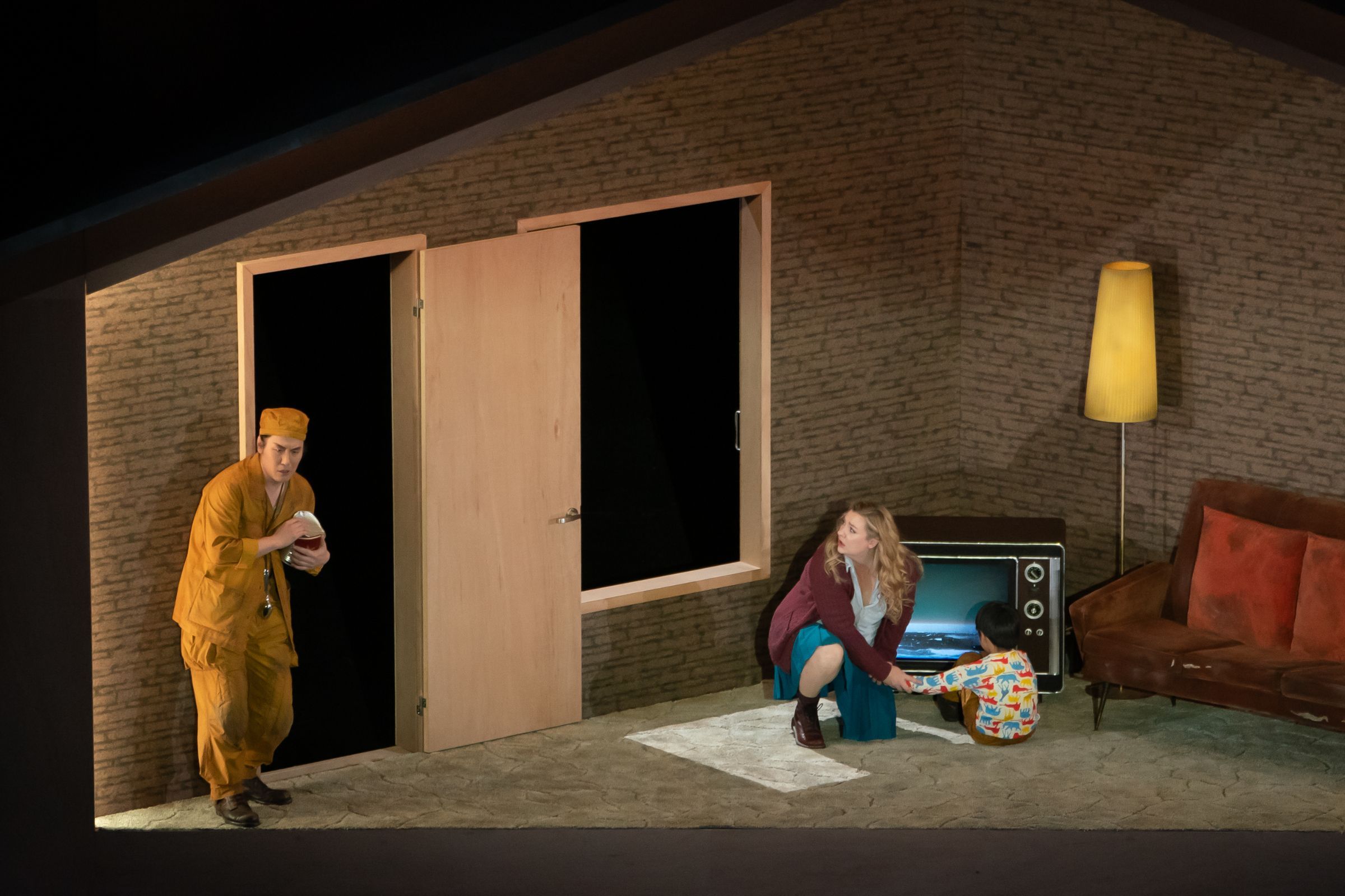 Toshiaki Komada (Wozzeck) and Jennifer Davis (Marie) &copy; Ayano Tomozawa | The New National Theatre Tokyo