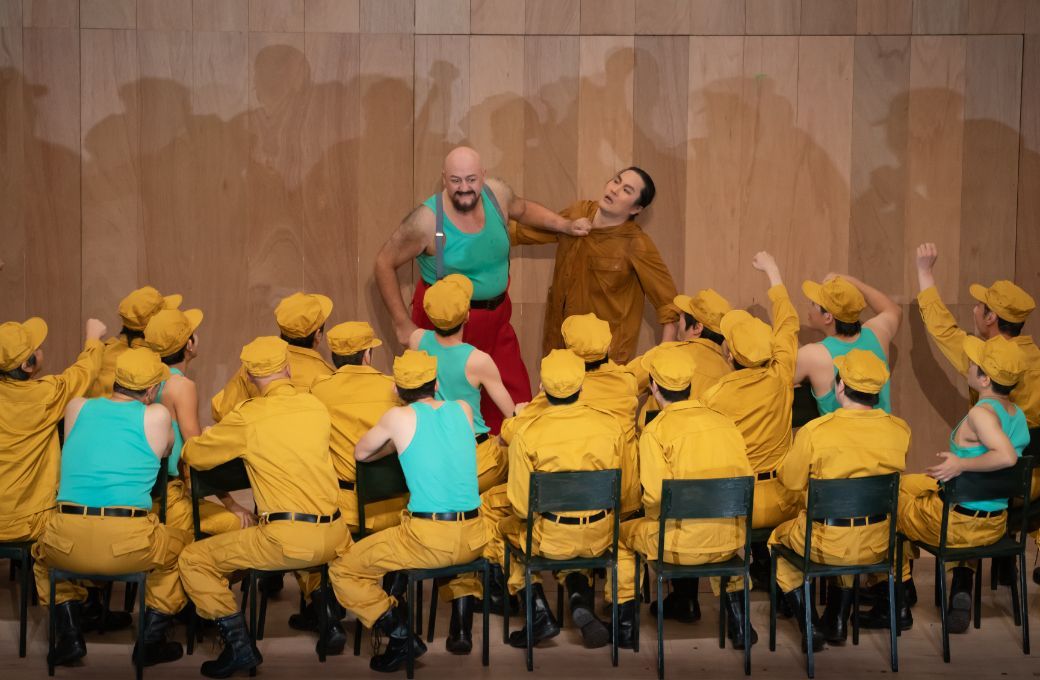 John Daszak (Drum Major) and Toshiaki Komada (Wozzeck) &copy; Ayano Tomozawa | The New National Theatre Tokyo