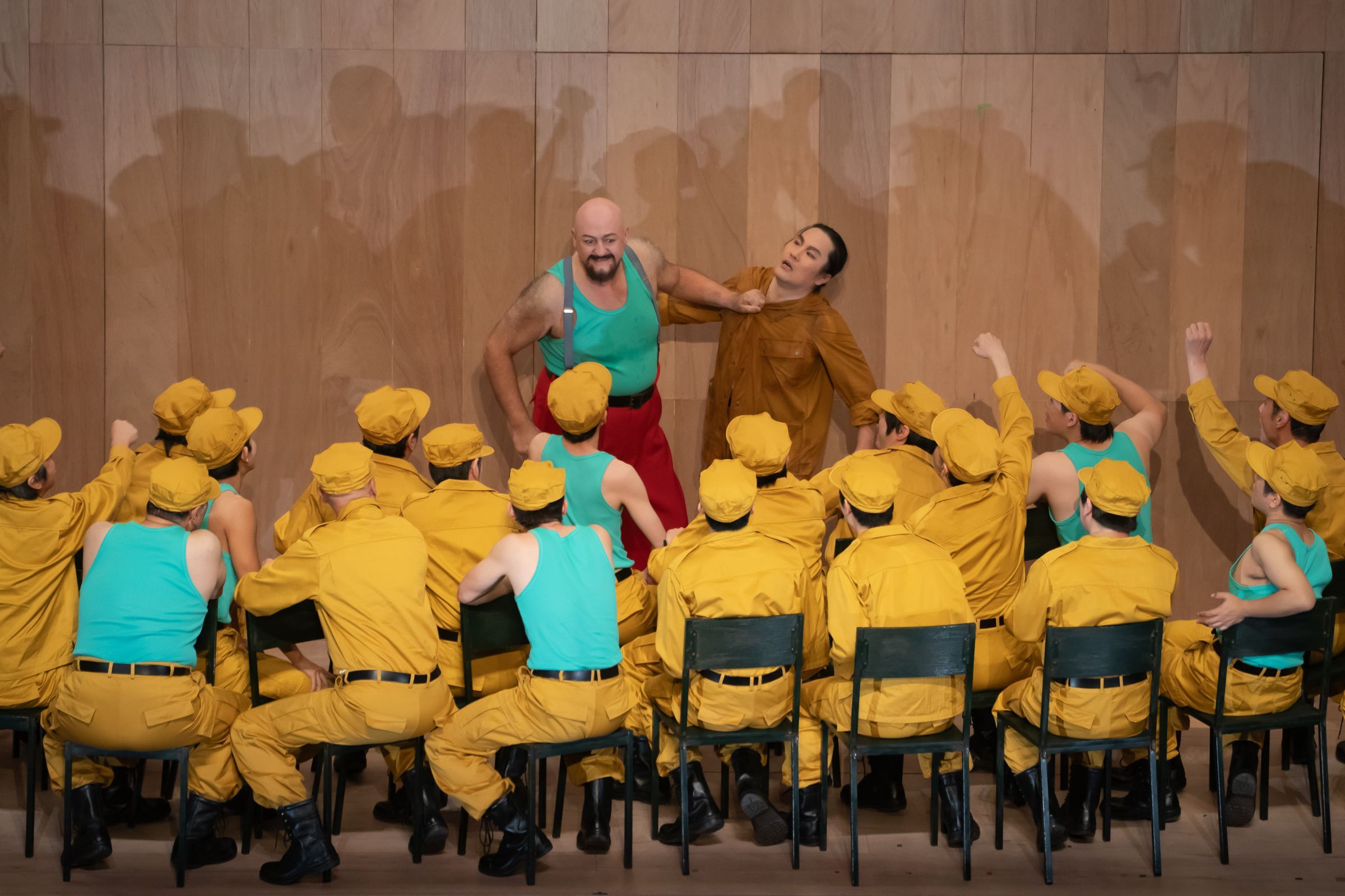 John Daszak (Drum Major) and Toshiaki Komada (Wozzeck) &copy; Ayano Tomozawa | The New National Theatre Tokyo