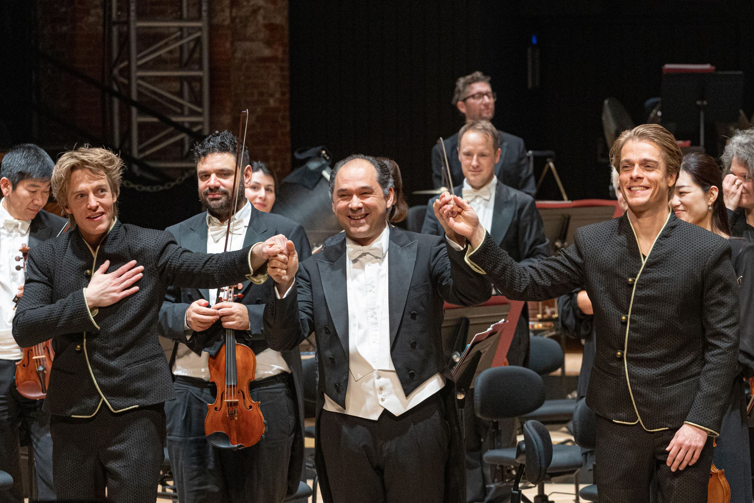 Tugan Sokhiev et les frères Jussen à la Halle aux grains &copy; William Wartel