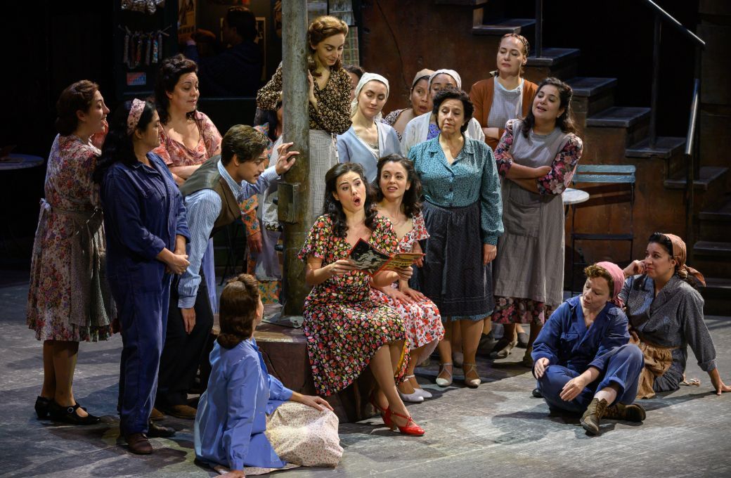 Serena Sáenz (Adina), rodeada del coro, Filipe Manu (Nemorino) y Anna Farrés (Giannetta) &copy; Antoni Bofill | Gran Teatre del Liceu
