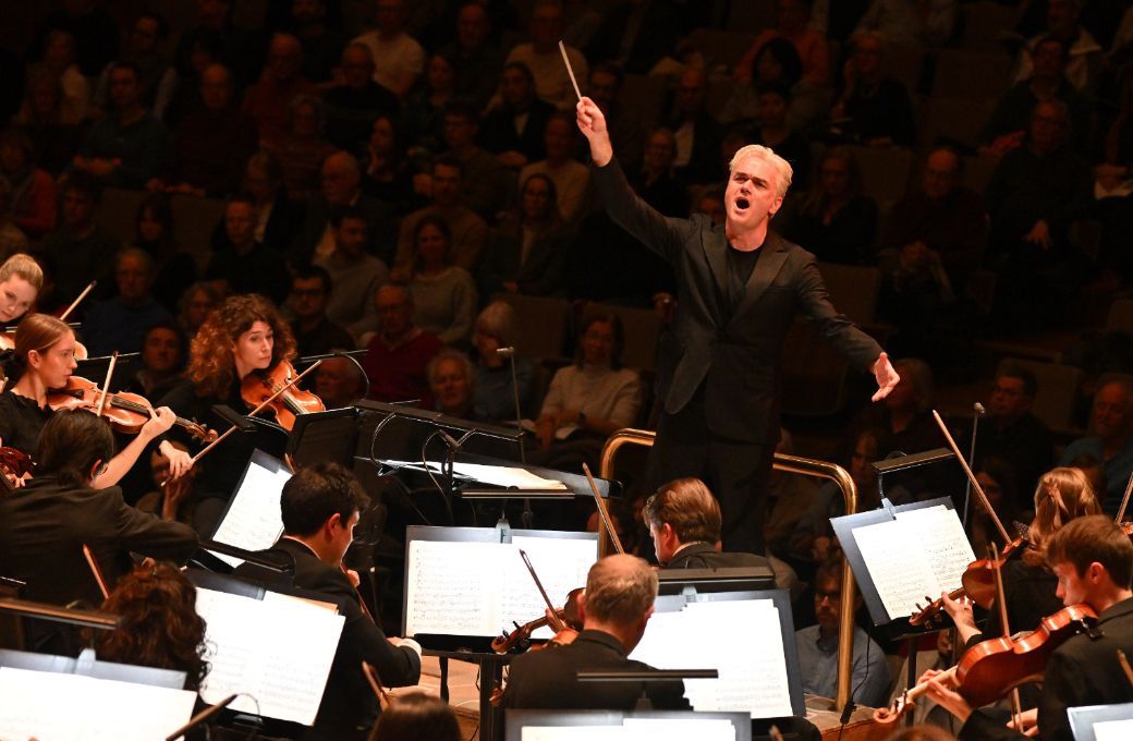Edward Gardner conducts the London Philharmonic Orchestra &copy; Mark Allan Photography