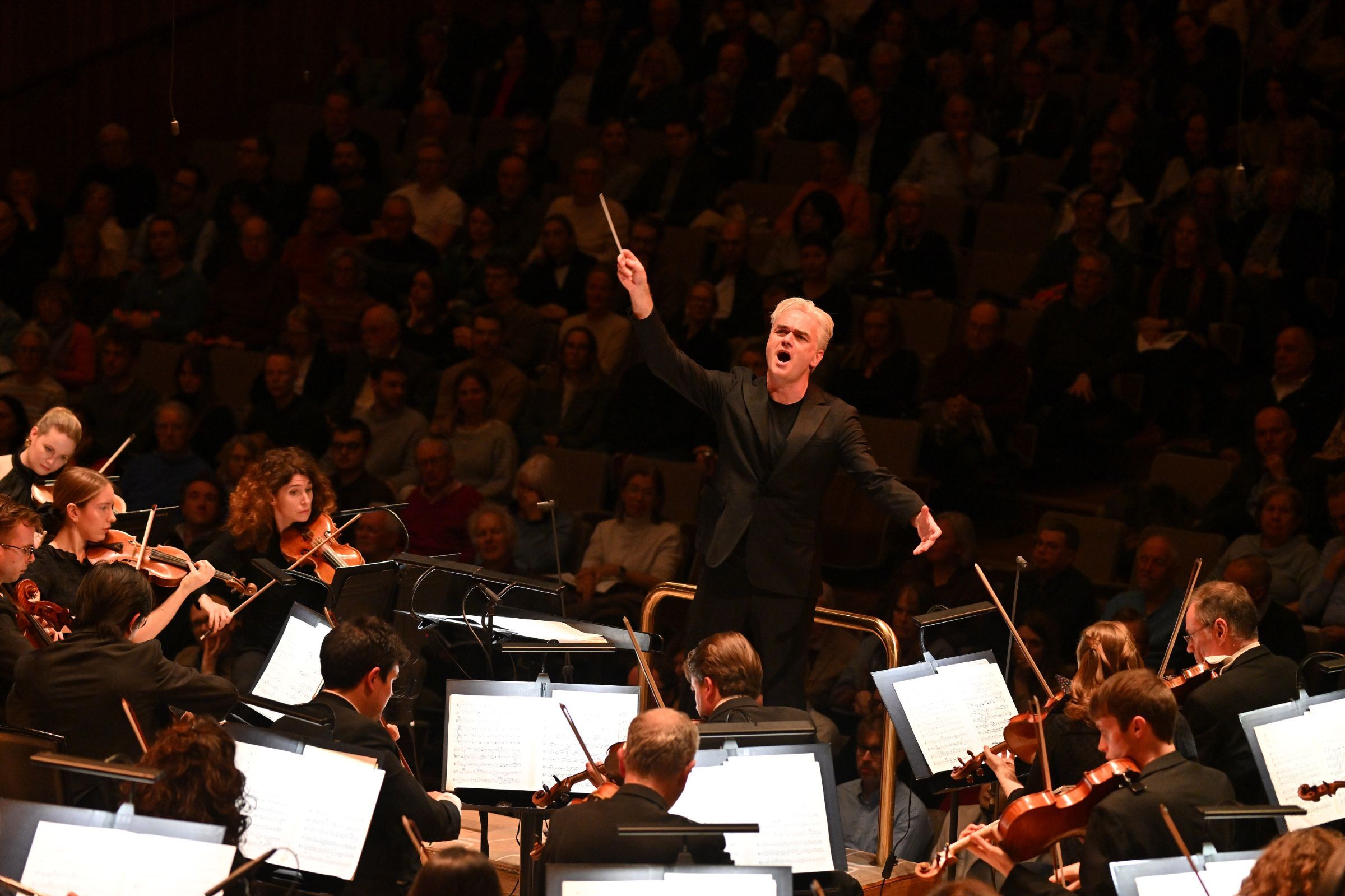 Edward Gardner conducts the London Philharmonic Orchestra &copy; Mark Allan Photography