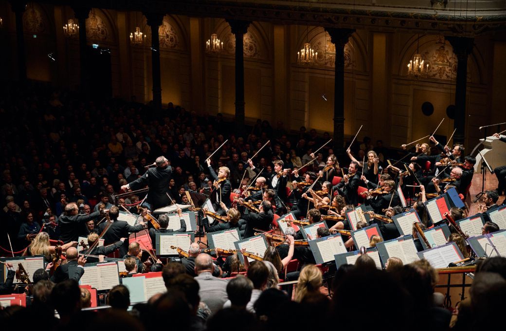 John Wilson conducts the Sinfonia of London &copy; Eduardus Lee