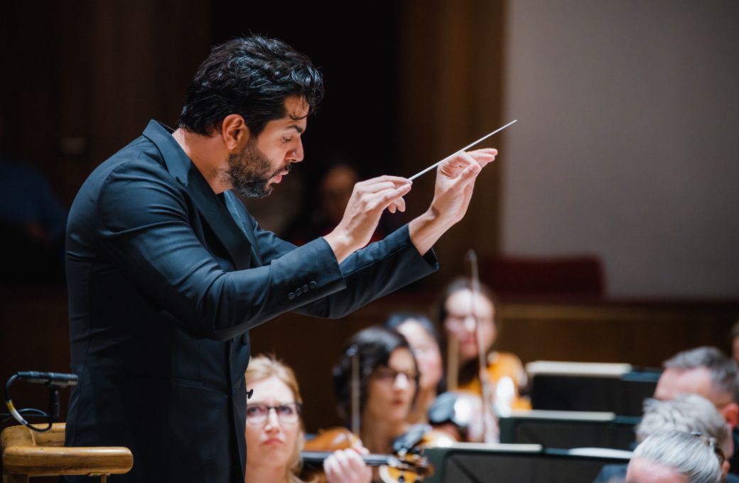 Domingo Hindoyan conducts the RLPO &copy; Gary William Smith