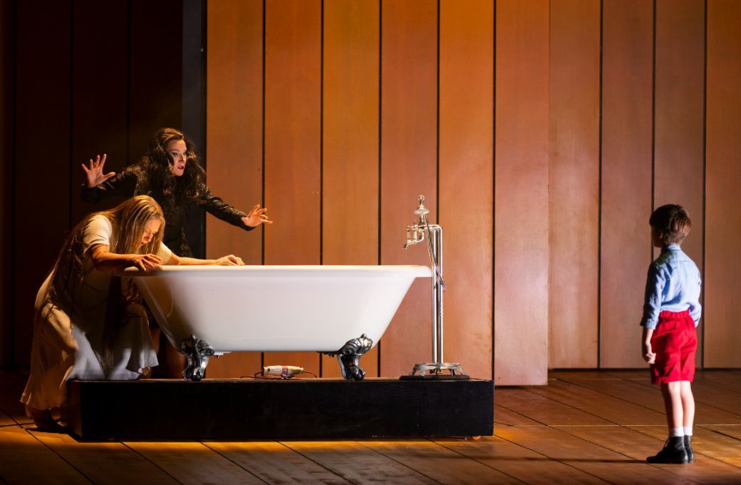 Jennifer Holloway (Elsa) and Ekaterina Gubanova (Ortrud) &copy; Fabrizio Sansoni | Teatro dell'Opera di Roma