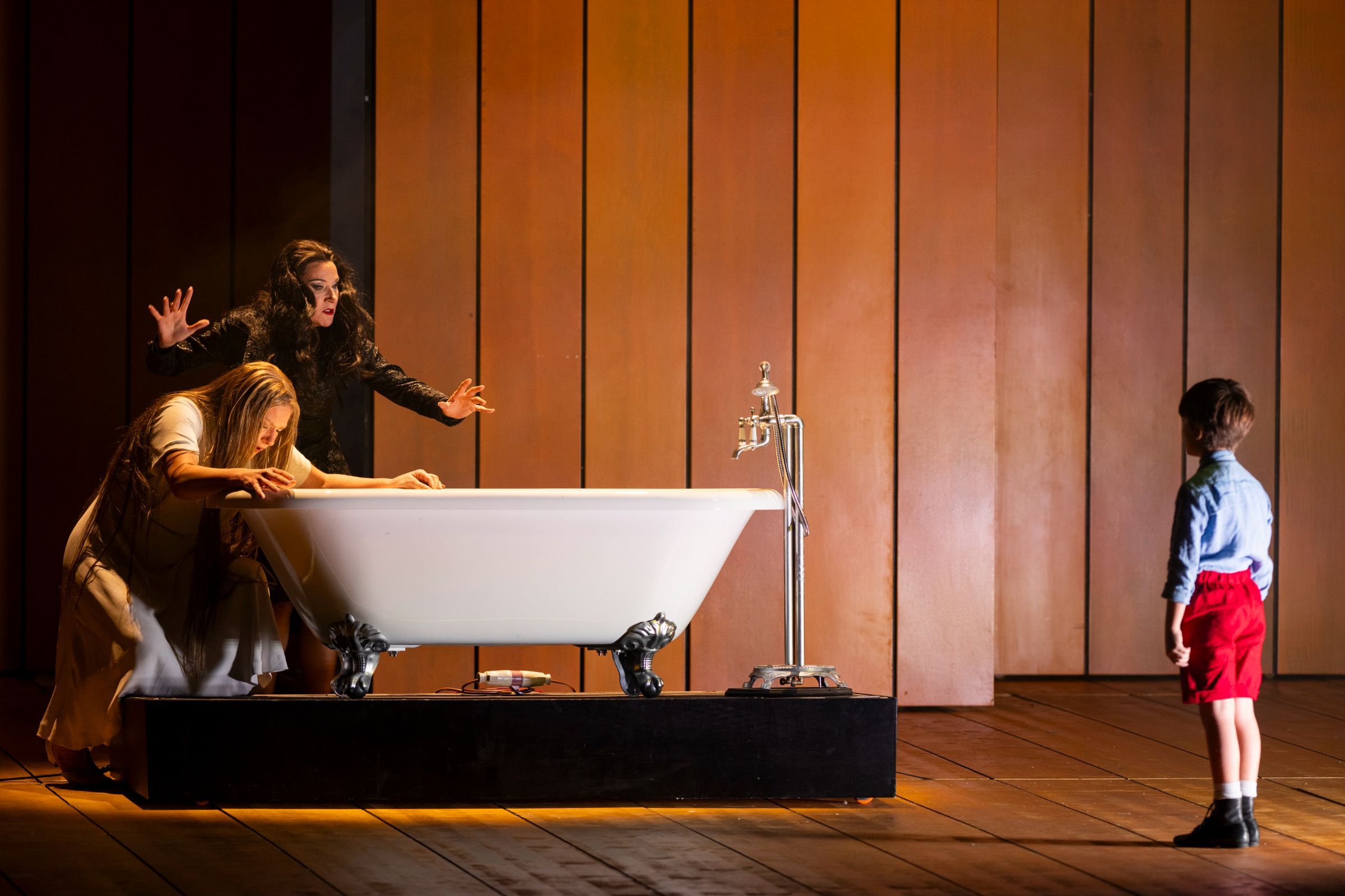 Jennifer Holloway (Elsa) and Ekaterina Gubanova (Ortrud) &copy; Fabrizio Sansoni | Teatro dell'Opera di Roma